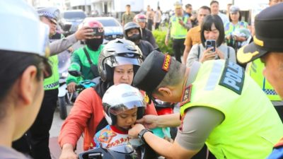 Peduli Keselamatan Pengendara, Kapolda Sumut Turun Langsung Bagikan Helm dan Imbau Tertib Lalu Lintas