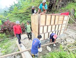 Satgas TMMD ke-130 Bersama Warga Kebut Pemasangan Bak Penampung Air di Dusun Pogari