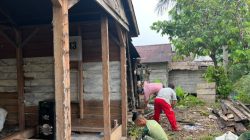 Satgas TMMD ke-130 Mulai Pemasangan Kuda-Kuda RTLH Milik Ibu Clara di Goiso’oinan