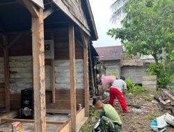 Satgas TMMD ke-130 Mulai Pemasangan Kuda-Kuda RTLH Milik Ibu Clara di Goiso’oinan
