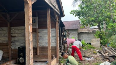 Satgas TMMD ke-130 Mulai Pemasangan Kuda-Kuda RTLH Milik Ibu Clara di Goiso’oinan