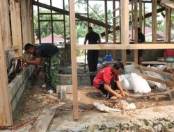 Satgas TMMD ke-130 Bersama Warga Gotong Royong Pasang Dinding RTLH Milik Bapak Hamidi
