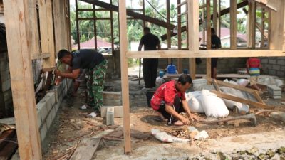 Satgas TMMD ke-130 Bersama Warga Gotong Royong Pasang Dinding RTLH Milik Bapak Hamidi