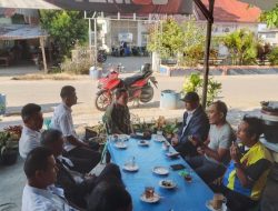 Babinsa Komsos Bersama Warga Binaan di Warung Kopi