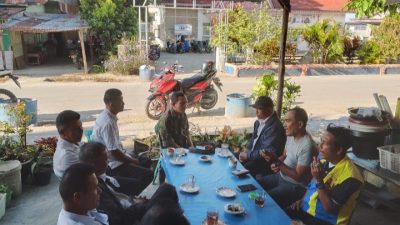 Babinsa Komsos Bersama Warga Binaan di Warung Kopi