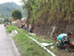 Semangat Gotong Royong, Satgas TMMD ke-130 Bersama Warga Kejar Pengerjaan Pipanisasi di Dusun Pogari