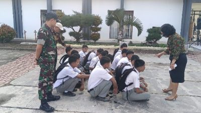 Babinsa Bersama Guru Berikan Pembinaan kepada Siswa SMKN 1 Balige