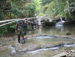 Tak Kenal Lelah Lewati Sungai dan Lembah Untuk Mendapatkan Air Bersih Untuk Warga Pogari