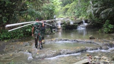 Tak Kenal Lelah Lewati Sungai dan Lembah Untuk Mendapatkan Air Bersih Untuk Warga Pogari