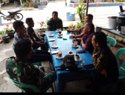 Babinsa Ajak Warga Peduli Kebersihan Lingkungan 