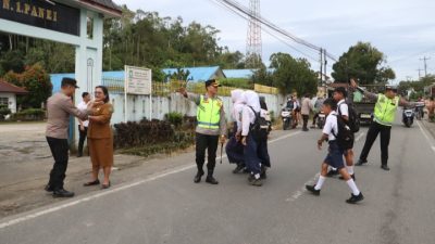 Kapolres Simalungun Turun Langsung Atur Lalu Lintas, Imbau Sopir Tak Angkut Penumpang di Atas Kap Mobil