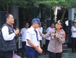 Cegah Bullying Sejak Dini, Kapolres Samosir Bagikan Cokelat kepada Pelajar SMP Budi Mulia