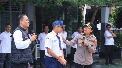 Cegah Bullying Sejak Dini, Kapolres Samosir Bagikan Cokelat kepada Pelajar SMP Budi Mulia