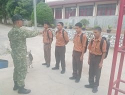 Babinsa Serda Rommel Simanjuntak Berikan Pembinaan kepada Siswa SMKN 1 Balige