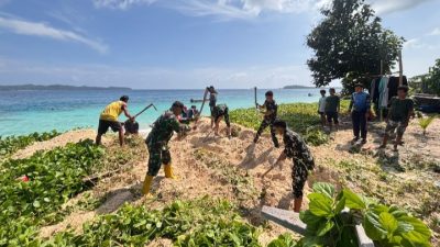 Satgas TMMD ke-130 Kodim 0319/Mentawai Bersama Warga Laksanakan Pembersihan Lingkungan di Dusun Kampung Desa Tuapejat