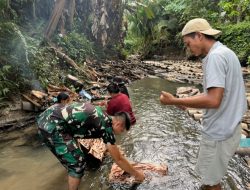 Mengenal Kuliner Khas Mentawai, Satgas TMMD ke-130 Nikmati Toek Bersama Ibu Angkat