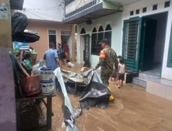 Gerak Cepat Babinsa Kodim 0201/Medan Bantu Evakuasi Warga Terdampak Banjir