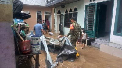 Gerak Cepat Babinsa Kodim 0201/Medan Bantu Evakuasi Warga Terdampak Banjir
