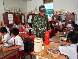 Babinsa Sertu Pane Kawal Penyaluran Program MBG di SDN 1 Laguboti 