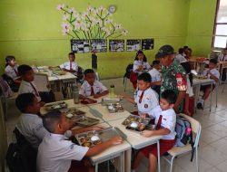 Babinsa Kawal Penyaluran Program MBG di Sekolah